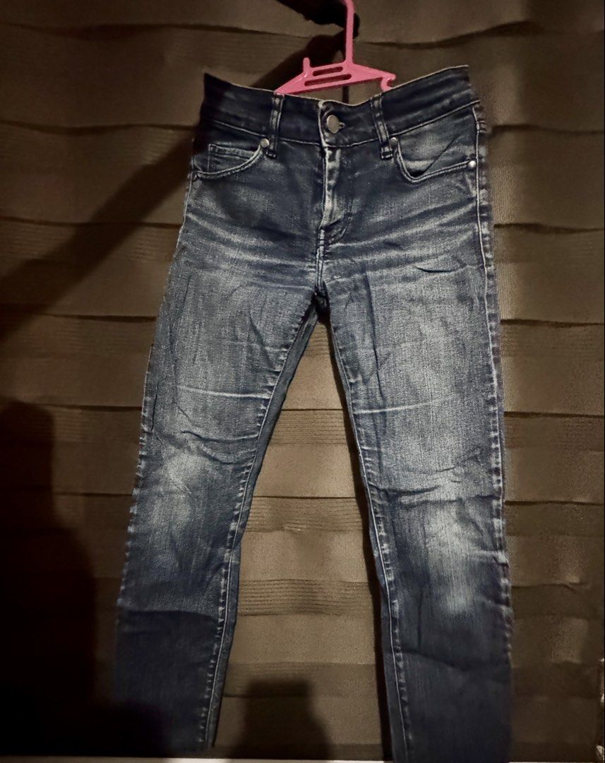 Blue Denim Jeans (Category: Jeans) located in Quezon City. Submitted by r.zzzzz (Listing ID 1458353765, Image 2). Description: - Classic blue denim jeans - Button and zip closure - Ideal for everyday wear - Size on tag: 25 - Can fit small to medium.