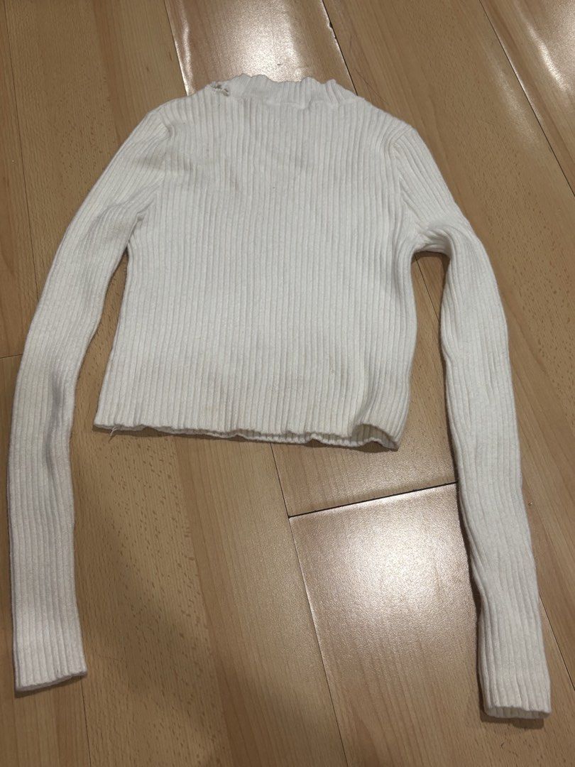 BUNDLE!!! Basic Longsleeve Black and White Top (Category: Longsleeves) located in Mandaluyong City. Submitted by xxswaggamer69xx (Listing ID 1458391986, Image 3). Description: - Fits XS-S - Brand: NAVA, bought from Greenhills pre-pandemic - 2 for 220 - Slight staining and tear for white top (see photos) - Slight staining on black top (not that obvious).