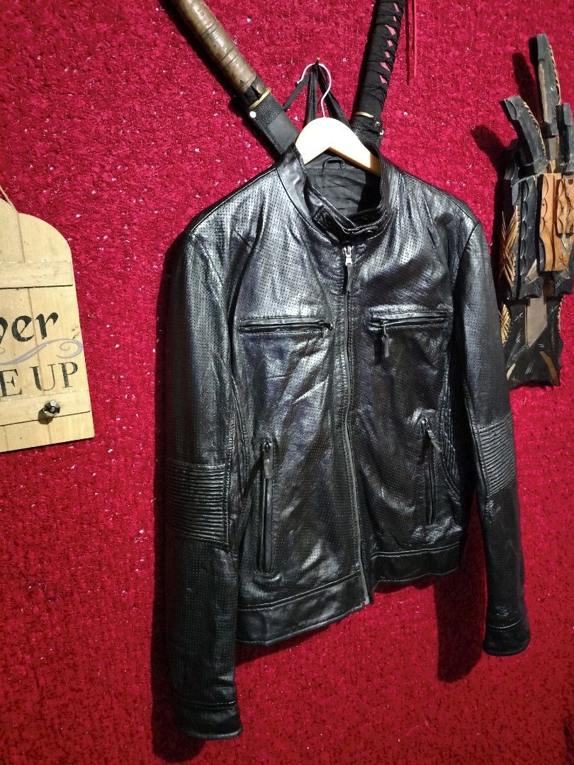 CAFE RACER LEATHER JACKET FOR MEN'S (Category: Coats, Jackets and Outerwear) located in Baguio. Submitted by vertex_nga.pow (Listing ID 1458355769, Image 2). Description: CAFE RACER LEATHER JACKET FOR MEN'S MEDUIM SIZE DIMENSION 25L BY 21 ARMPIT TO ARMPIT 18 INCHES SHOULDER TO SHOULDER 27 INCHES SLEEVE GOOD CONDITION BAGUIO LOCATION PLUS SF SA MALAYU JNT COURIER PASS COD UNLI VOUCH PRICE:PM DM PM DM IF INTERESTED ONLY.