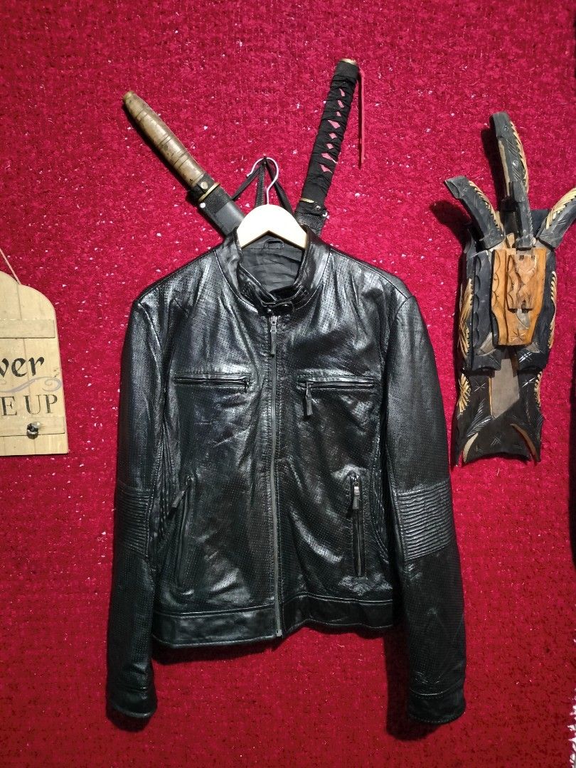 CAFE RACER LEATHER JACKET FOR MEN'S (Category: Coats, Jackets and Outerwear) located in Baguio. Submitted by vertex_nga.pow (Listing ID 1458355769, Image 3). Description: CAFE RACER LEATHER JACKET FOR MEN'S MEDUIM SIZE DIMENSION 25L BY 21 ARMPIT TO ARMPIT 18 INCHES SHOULDER TO SHOULDER 27 INCHES SLEEVE GOOD CONDITION BAGUIO LOCATION PLUS SF SA MALAYU JNT COURIER PASS COD UNLI VOUCH PRICE:PM DM PM DM IF INTERESTED ONLY.