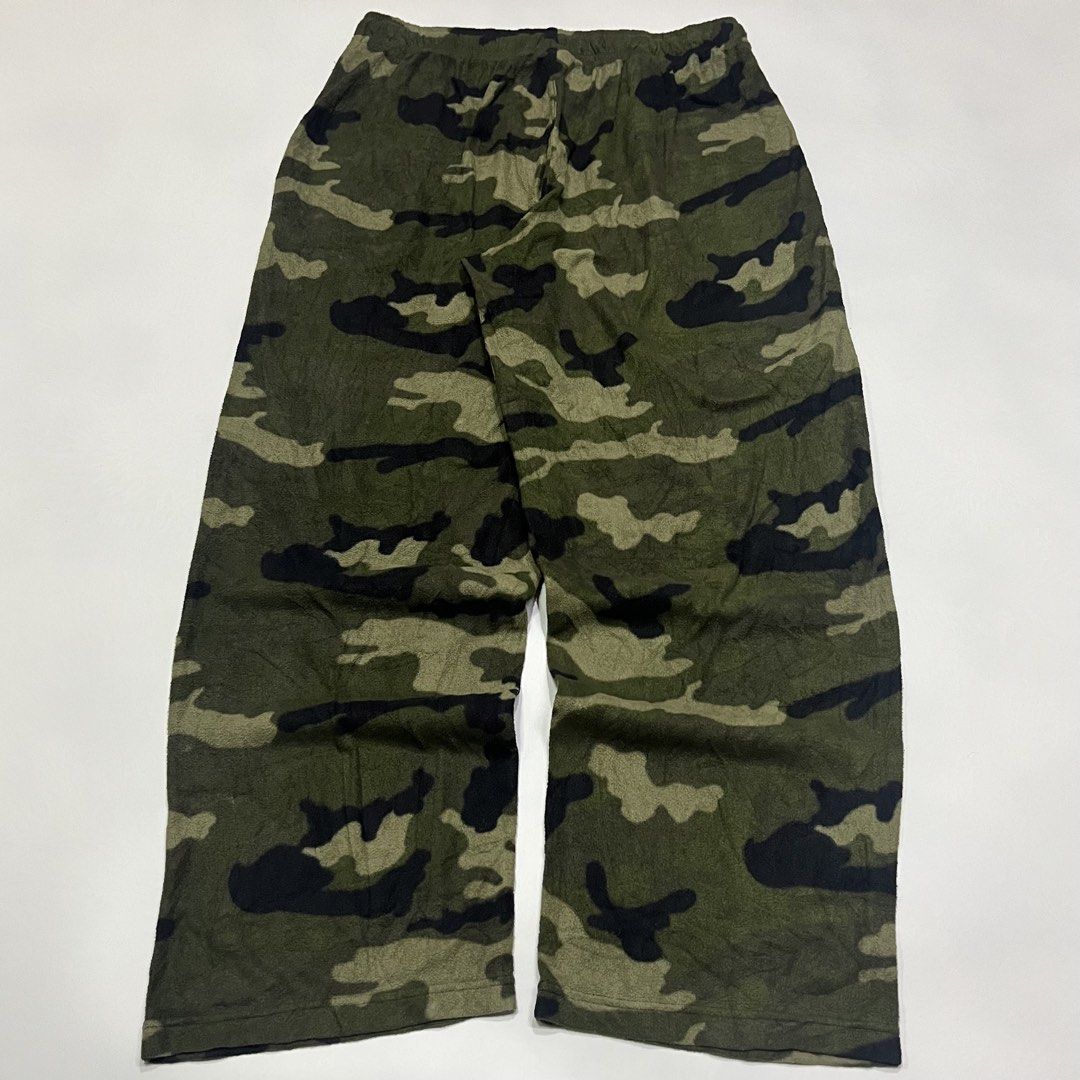 Camouflage sweatpants fruit ofhe loom (Category: Announcements) located in Quezon City. Submitted by thriftrage (Listing ID 1458436024, Image 2). Description: Waist’ 32fit40 stretchable Length’ 40.5 Length’ 10 No issue Good condition .