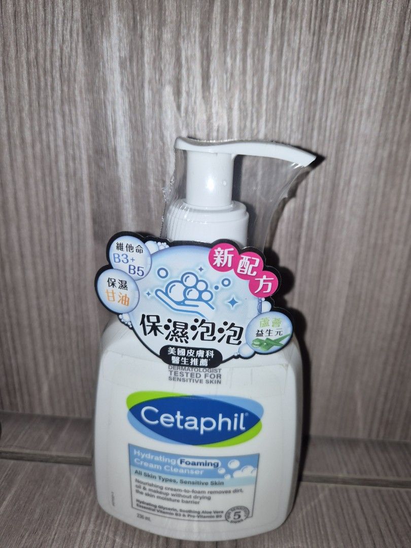 Cetaphil 舒特膚潔膚乳（236ml） （分類：面部 - 面部護理）位於 Hong Kong。 由 tralamlam 提交（商品編號 1458306815，圖片 2）。簡介： 適用對象：適合各種膚質，特別是敏弱性皮膚使用。 主要成分：添加甘油、維他命 B3、原維他命 B5 與蘆薈益生元。 質地與功效：採用乳霜轉化泡沫配方，能溫和清除毛孔污垢、油脂及彩妝，同時維持肌膚天然保濕屏障，洗後不易乾燥緊繃。 2027年9月到期。