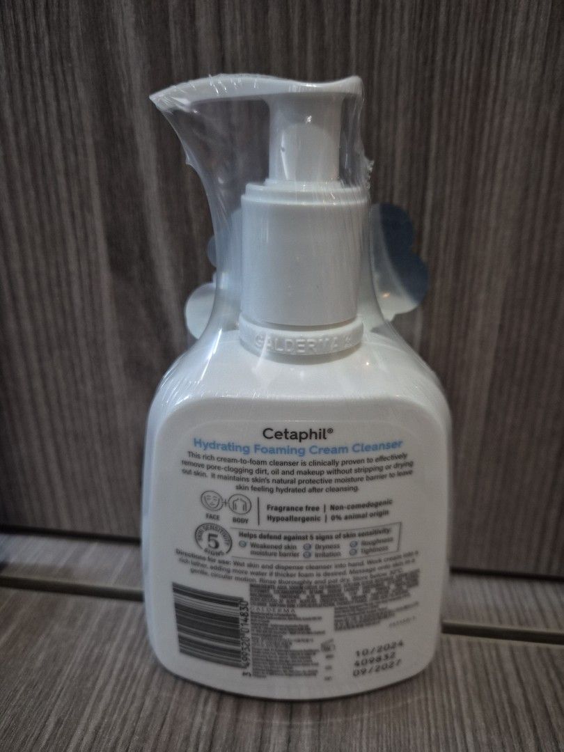 Cetaphil 舒特膚潔膚乳（236ml） （分類：面部 - 面部護理）位於 Hong Kong。 由 tralamlam 提交（商品編號 1458306815，圖片 3）。簡介： 適用對象：適合各種膚質，特別是敏弱性皮膚使用。 主要成分：添加甘油、維他命 B3、原維他命 B5 與蘆薈益生元。 質地與功效：採用乳霜轉化泡沫配方，能溫和清除毛孔污垢、油脂及彩妝，同時維持肌膚天然保濕屏障，洗後不易乾燥緊繃。 2027年9月到期。