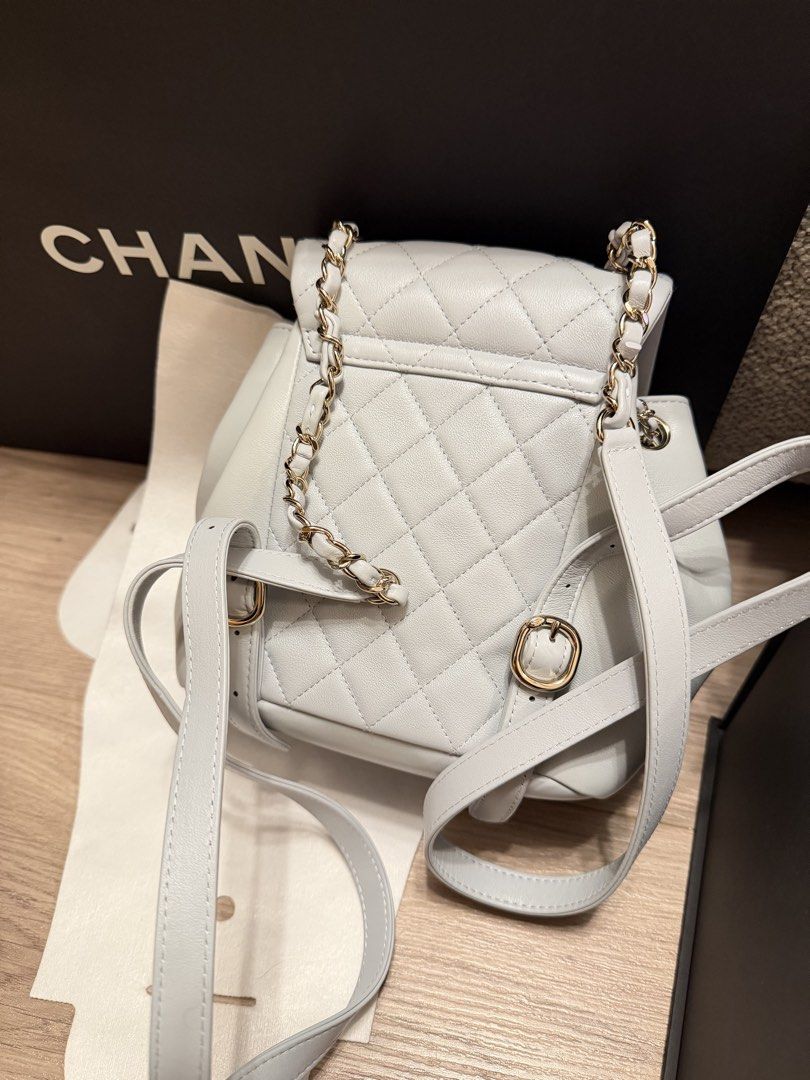 Chanel 24P Duma Backpack small （分類：手袋及銀包）位於 Hong Kong。 由 grumpyotterkeke 提交（商品編號 1458436458，圖片 2）。簡介： 24年年尾香港Chanel 門市購入 Small size 小牛皮 有晶片 ✅有齊所有packing 包括紙袋、包裝盒、雪梨紙及塵袋 ✅有保養卡 Chanel et Moi Program（last pic) ✅有單(會刪去個人資料） 只係用過3次左右，狀態接近全新，其餘時間喺盒入面閒置 謝絕殺價🙏🏻 。