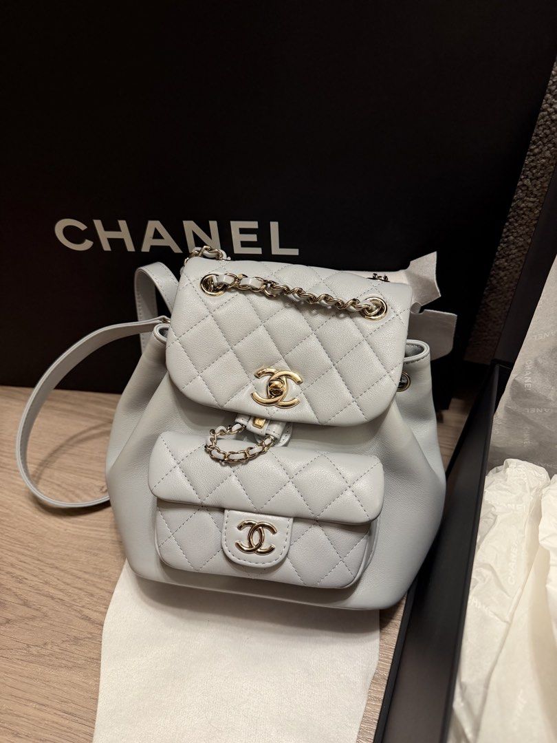 Chanel 24P Duma Backpack small （分類：手袋及銀包）位於 Hong Kong。 由 grumpyotterkeke 提交（商品編號 1458436458，圖片 1）。簡介： 24年年尾香港Chanel 門市購入 Small size 小牛皮 有晶片 ✅有齊所有packing 包括紙袋、包裝盒、雪梨紙及塵袋 ✅有保養卡 Chanel et Moi Program（last pic) ✅有單(會刪去個人資料） 只係用過3次左右，狀態接近全新，其餘時間喺盒入面閒置 謝絕殺價🙏🏻 。