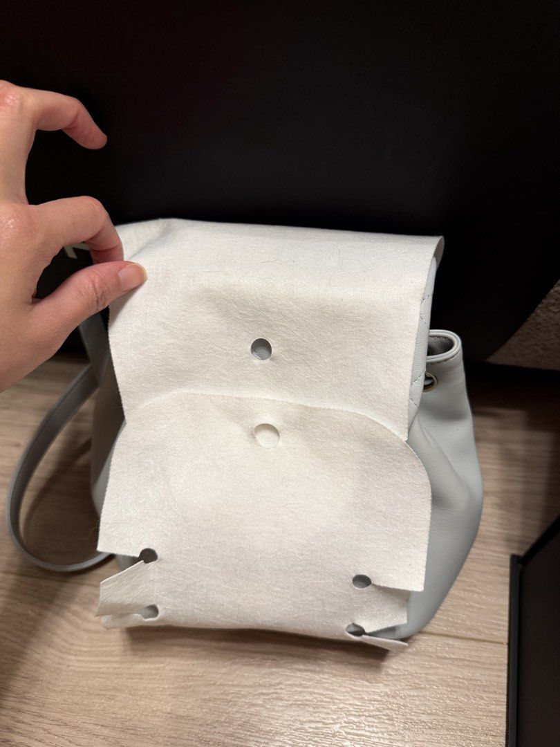 Chanel 24P Duma Backpack small （分類：手袋及銀包）位於 Hong Kong。 由 grumpyotterkeke 提交（商品編號 1458436458，圖片 3）。簡介： 24年年尾香港Chanel 門市購入 Small size 小牛皮 有晶片 ✅有齊所有packing 包括紙袋、包裝盒、雪梨紙及塵袋 ✅有保養卡 Chanel et Moi Program（last pic) ✅有單(會刪去個人資料） 只係用過3次左右，狀態接近全新，其餘時間喺盒入面閒置 謝絕殺價🙏🏻 。