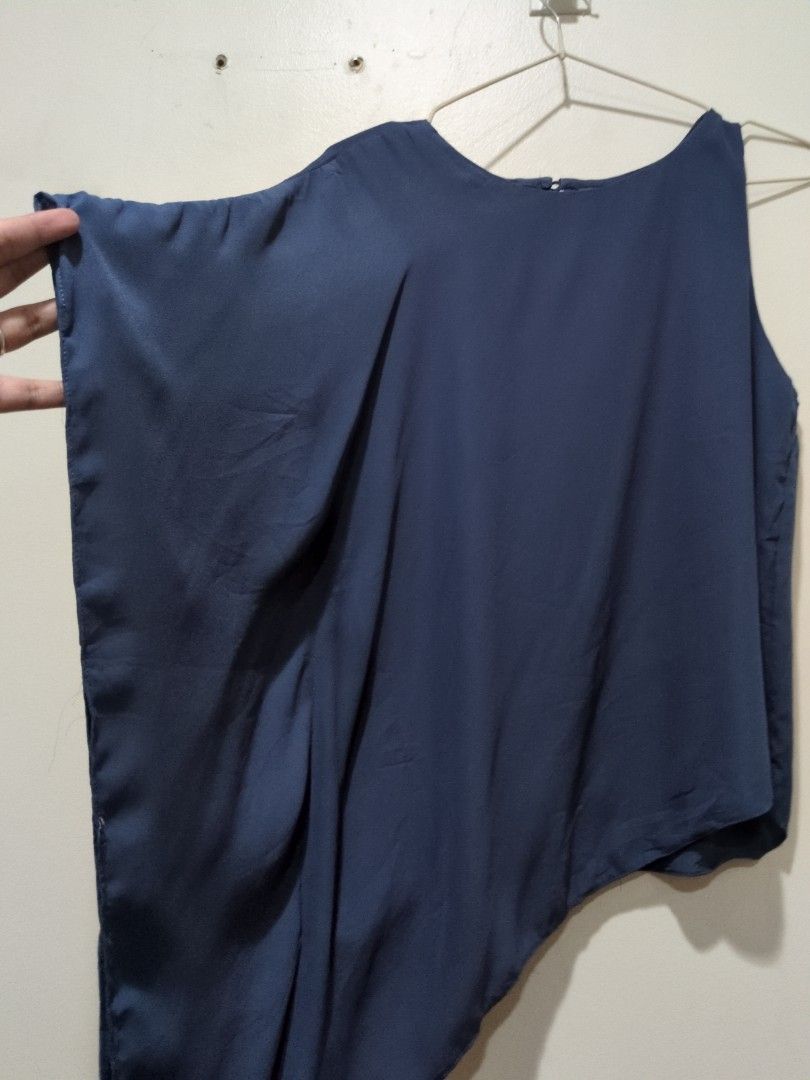 Classy One Sided Top (Category: Blouses) located in Mandaluyong City. Submitted by bbcatham (Listing ID 1458437084, Image 3). Description: Classy one sided top. Pwede pang office. Polyester material. Size: Medium on tag Bust: 36in PS. Missing button at the back (see last slide).