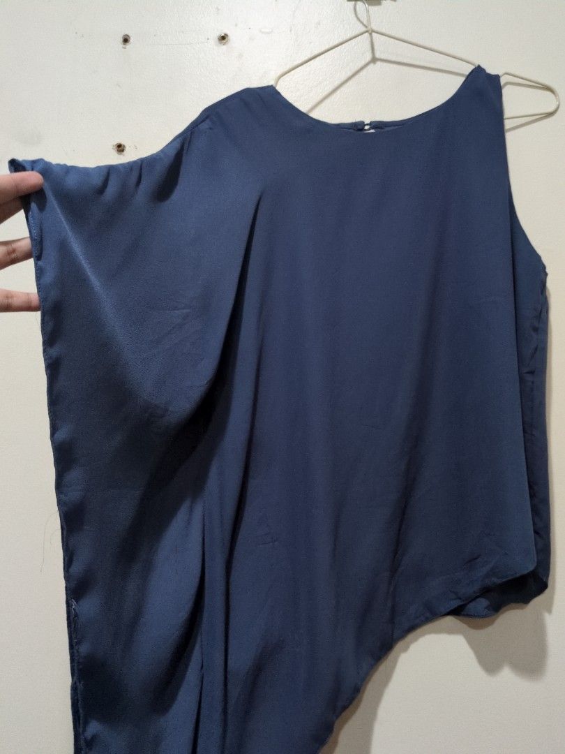 Classy One Sided Top (Category: Blouses) located in Mandaluyong City. Submitted by bbcatham (Listing ID 1458437084, Image 2). Description: Classy one sided top. Pwede pang office. Polyester material. Size: Medium on tag Bust: 36in PS. Missing button at the back (see last slide).