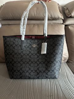 (Category: ) located in . Submitted by fashion.luxe.collection (Listing ID 1458383945, Image 1). Description: .