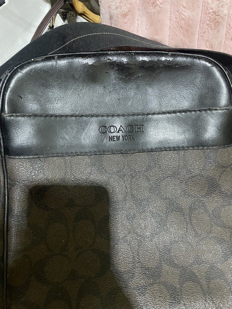 Coach Flight Bag (Category: Sling Bags) located in Bulacan. Submitted by ohyul.06 (Listing ID 1458399932, Image 2). Description: Coach Flight Bag 30 pesos na lang, kita naman kung bakit. tignan na lang lahat ng issue sa pic. sobrang tagal na nyan. if papa restore niyo, baka kaya pag professional..