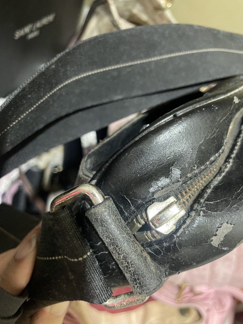 Coach Flight Bag (Category: Sling Bags) located in Bulacan. Submitted by ohyul.06 (Listing ID 1458399932, Image 3). Description: Coach Flight Bag 30 pesos na lang, kita naman kung bakit. tignan na lang lahat ng issue sa pic. sobrang tagal na nyan. if papa restore niyo, baka kaya pag professional..