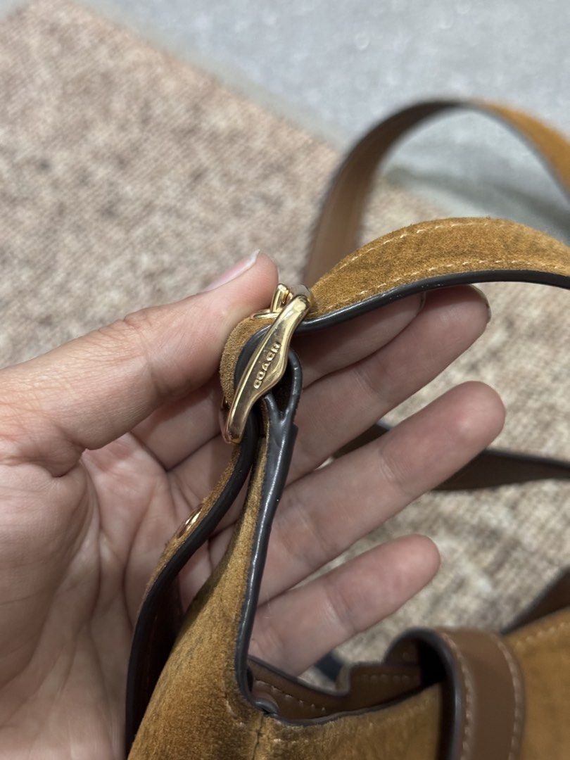 COACH HADLEY MINI (Category: Luxury Bags & Wallets) located in San Nicolas. Submitted by divine_clo (Listing ID 1458429611, Image 3). Description: .