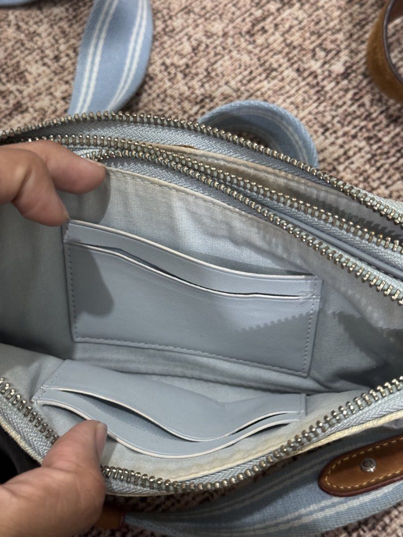 COACH KIRA (Category: Luxury Bags & Wallets) located in San Nicolas. Submitted by divine_clo (Listing ID 1458432315, Image 3). Description: NEED WASH❗️ NO RUBS.