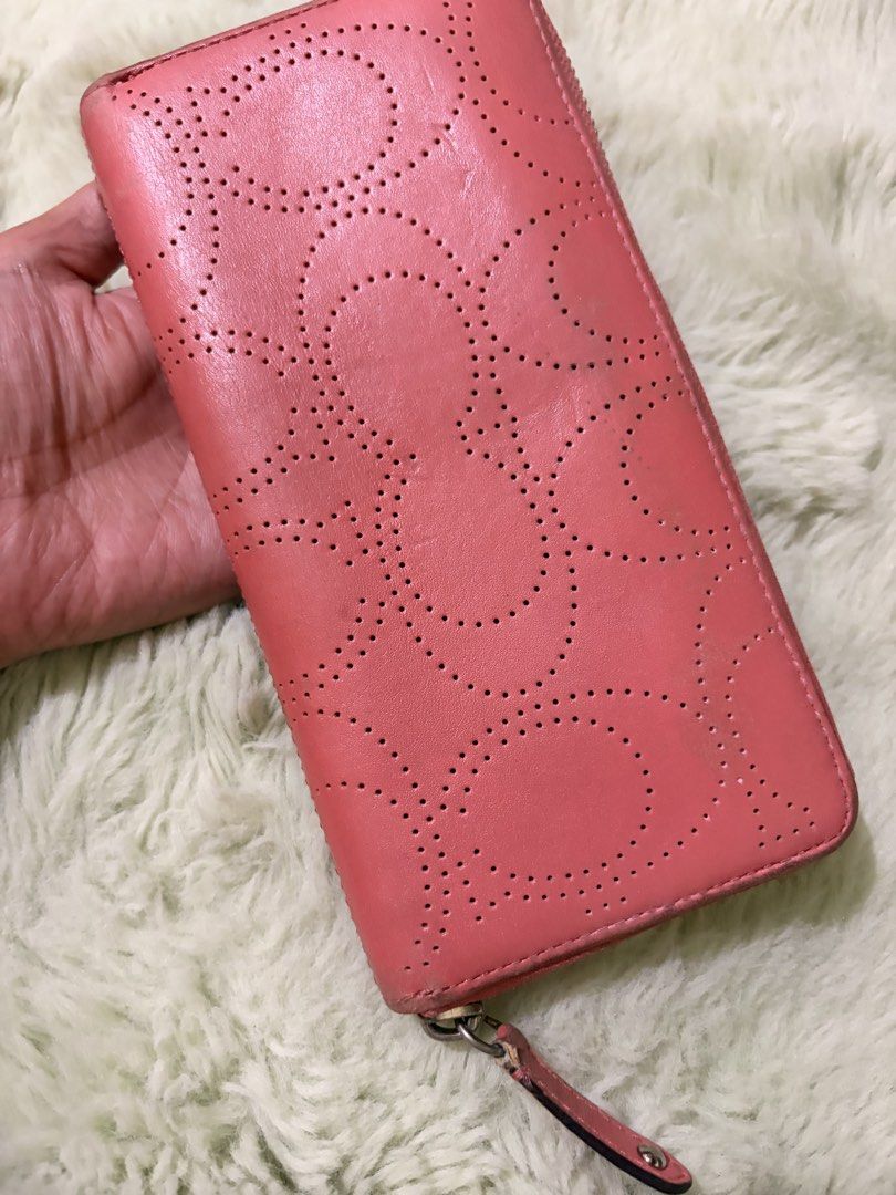 coach long wallet (Category: Wallets & Card holders) located in Tanza. Submitted by orcazairaj47526 (Listing ID 1458397388, Image 2). Description: Authentic with flaws check photos nalang pls dont ask if not sure buyer Price is fixed i will not entertain lower offers thank u.