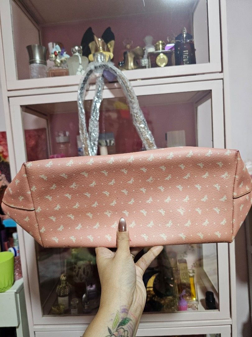 Coach Pink City Tote (Category: Luxury Bags & Wallets) located in Angeles City. Submitted by kodachi10 (Listing ID 1458346281, Image 2). Description: cute tote bag. good for school and work shows signs of use especially on the straps please check photoa.