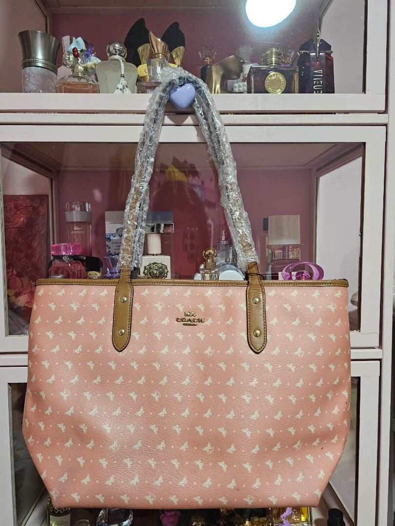 Coach Pink City Tote (Category: Luxury Bags & Wallets) located in Angeles City. Submitted by kodachi10 (Listing ID 1458346281, Image 1). Description: cute tote bag. good for school and work shows signs of use especially on the straps please check photoa.