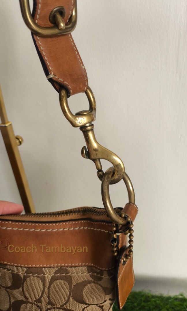 Coach Two way brown bag (Category: Luxury Bags & Wallets) located in Cebu City. Submitted by summerfae (Listing ID 1458368611, Image 3). Description: Good condition Has minimal rubs leather still intact.