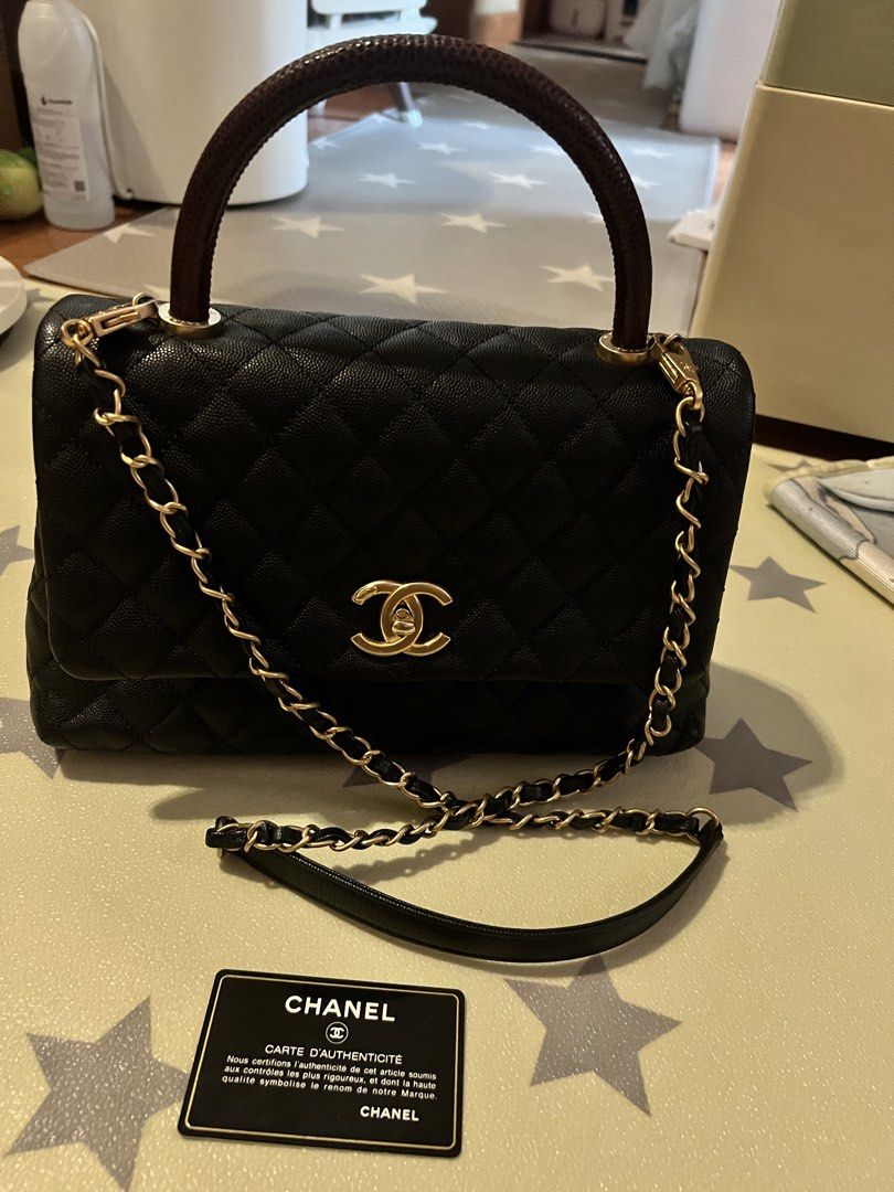 Coco Chanel bag （分類：手袋及銀包）位於 Hong Kong。 由 summer_88. 提交（商品編號 1458376691，圖片 2）。簡介： 99%new Chanel coco handle Medium黑金荔枝皮蜥蜴紅柄 可以手提又可以單邊預或斜預，非常實用。有保證卡。