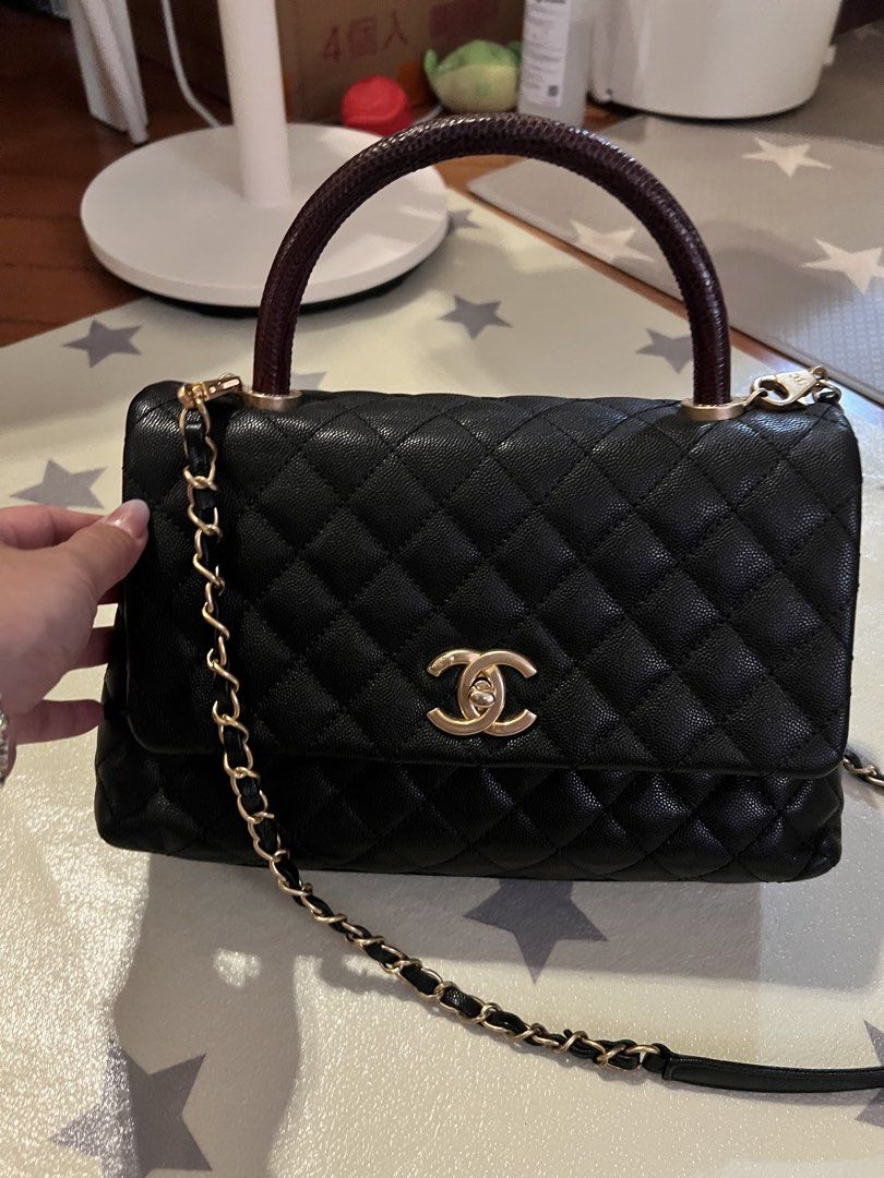 Coco Chanel bag （分類：手袋及銀包）位於 Hong Kong。 由 summer_88. 提交（商品編號 1458376691，圖片 3）。簡介： 99%new Chanel coco handle Medium黑金荔枝皮蜥蜴紅柄 可以手提又可以單邊預或斜預，非常實用。有保證卡。