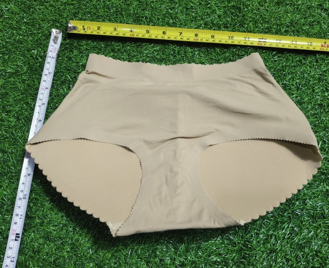Code : 1100 (Category: New Undergarments & Loungewear) located in Sungai Buloh. Submitted by Zirahh.BndleNightware (Listing ID 1458324266, Image 1). Description: 9/10.
