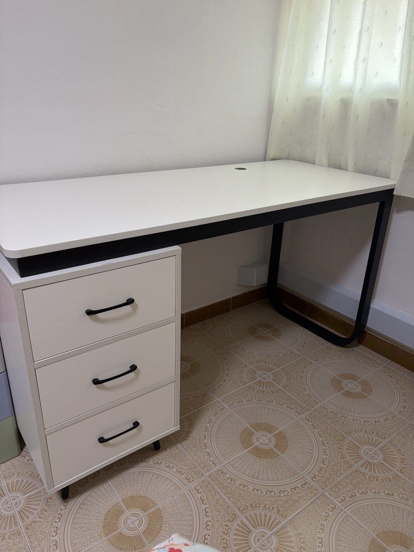 Computer / Study Table (Category: Tables & Sets) located in Singapore. Submitted by von.blazex (Listing ID 1458306269, Image 1). Description: High quality computer/ study desk. Can be dismantled and placed inside transport. 140cm long by 60cm wide by 76cm (H).