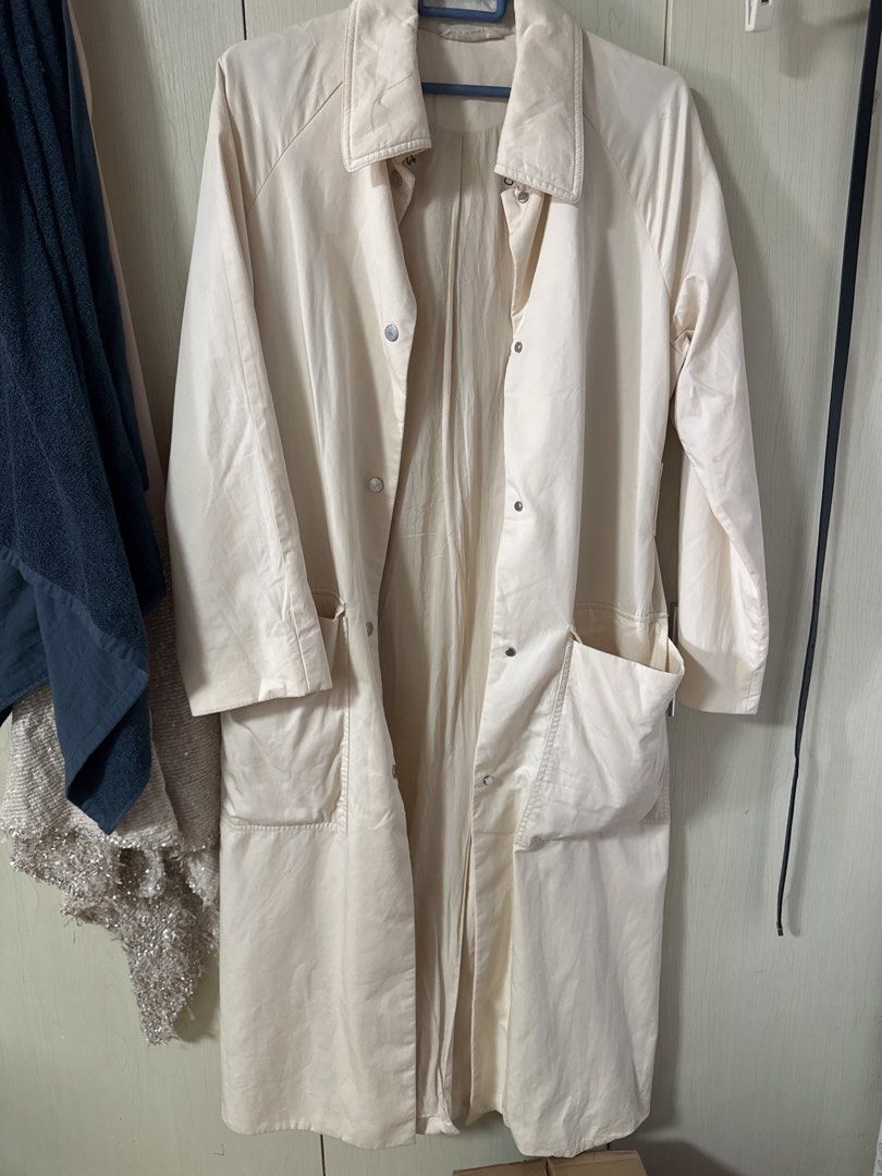 COS 米白色長款風衣外套 EUR 36 （分類：外套及戶外衣服）位於 Hong Kong。 由 gkwsntzjdw 提交（商品編號 1458380969，圖片 2）。簡介： COS 嘅長款風衣外套，米白色。EUR 36碼，適合一般身形。質料幾挺身，有領位設計，前面有啪鈕同埋袋。著落好有型，襯咩都得。。