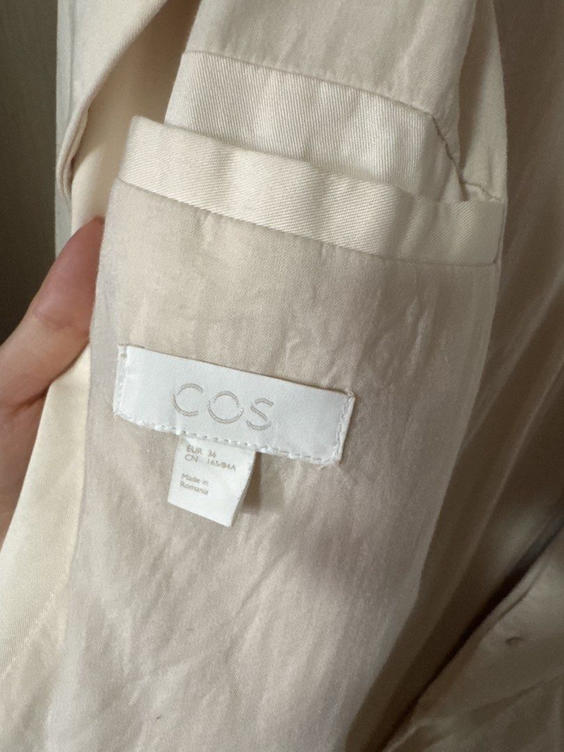 COS 米白色長款風衣外套 EUR 36 （分類：外套及戶外衣服）位於 Hong Kong。 由 gkwsntzjdw 提交（商品編號 1458380969，圖片 1）。簡介： COS 嘅長款風衣外套，米白色。EUR 36碼，適合一般身形。質料幾挺身，有領位設計，前面有啪鈕同埋袋。著落好有型，襯咩都得。。