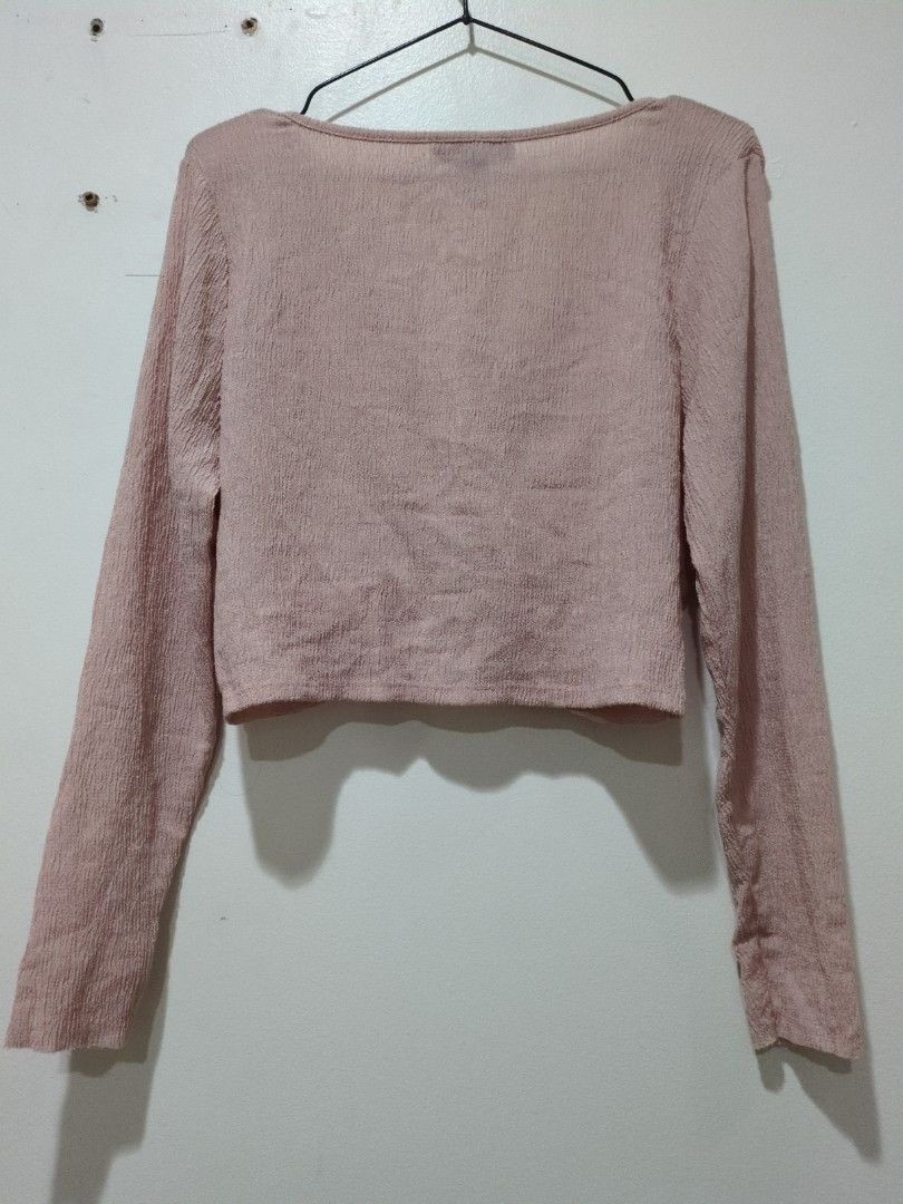 Cropped Longsleeves (Category: Longsleeves) located in Mandaluyong City. Submitted by bbcatham (Listing ID 1458439313, Image 3). Description: Peach Primark cropped longsleeves. No flaws. Size: Medium Bust: 38in Condition: 9/10.