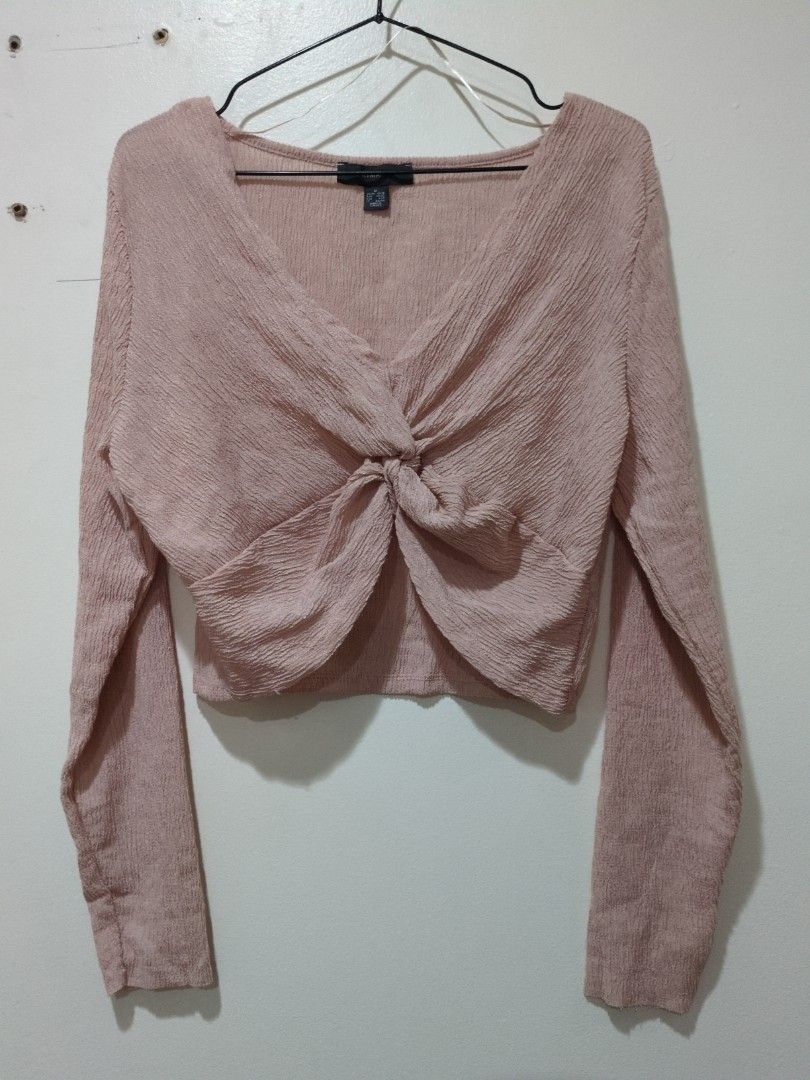 Cropped Longsleeves (Category: Longsleeves) located in Mandaluyong City. Submitted by bbcatham (Listing ID 1458439313, Image 1). Description: Peach Primark cropped longsleeves. No flaws. Size: Medium Bust: 38in Condition: 9/10.