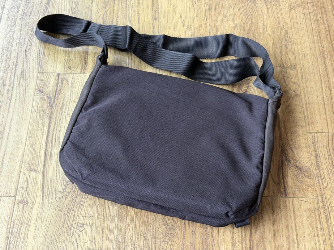 Crumpler The Moderate Embarrassment messenger bag (Category: Laptop Bags & Sleeves) located in Pasig City. Submitted by nargalzius (Listing ID 1458370786, Image 2). Description: Fits a 13-15” laptop.