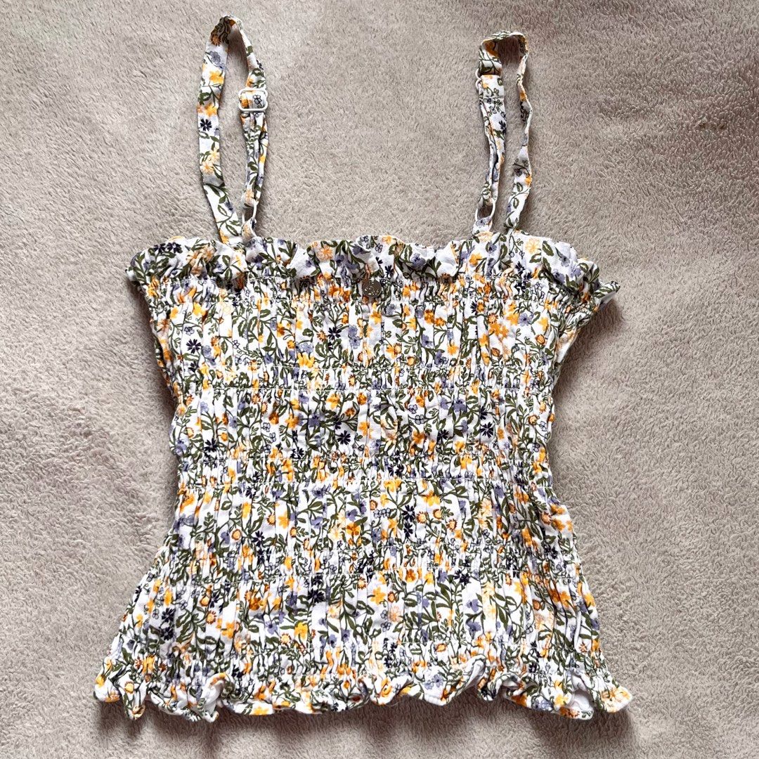 Danii Minogue Fitted Smocked Top (Category: Blouses) located in Cebu City. Submitted by theeeeclutters (Listing ID 1458365131, Image 3). Description: very pretty and good quality 🥹🥹.