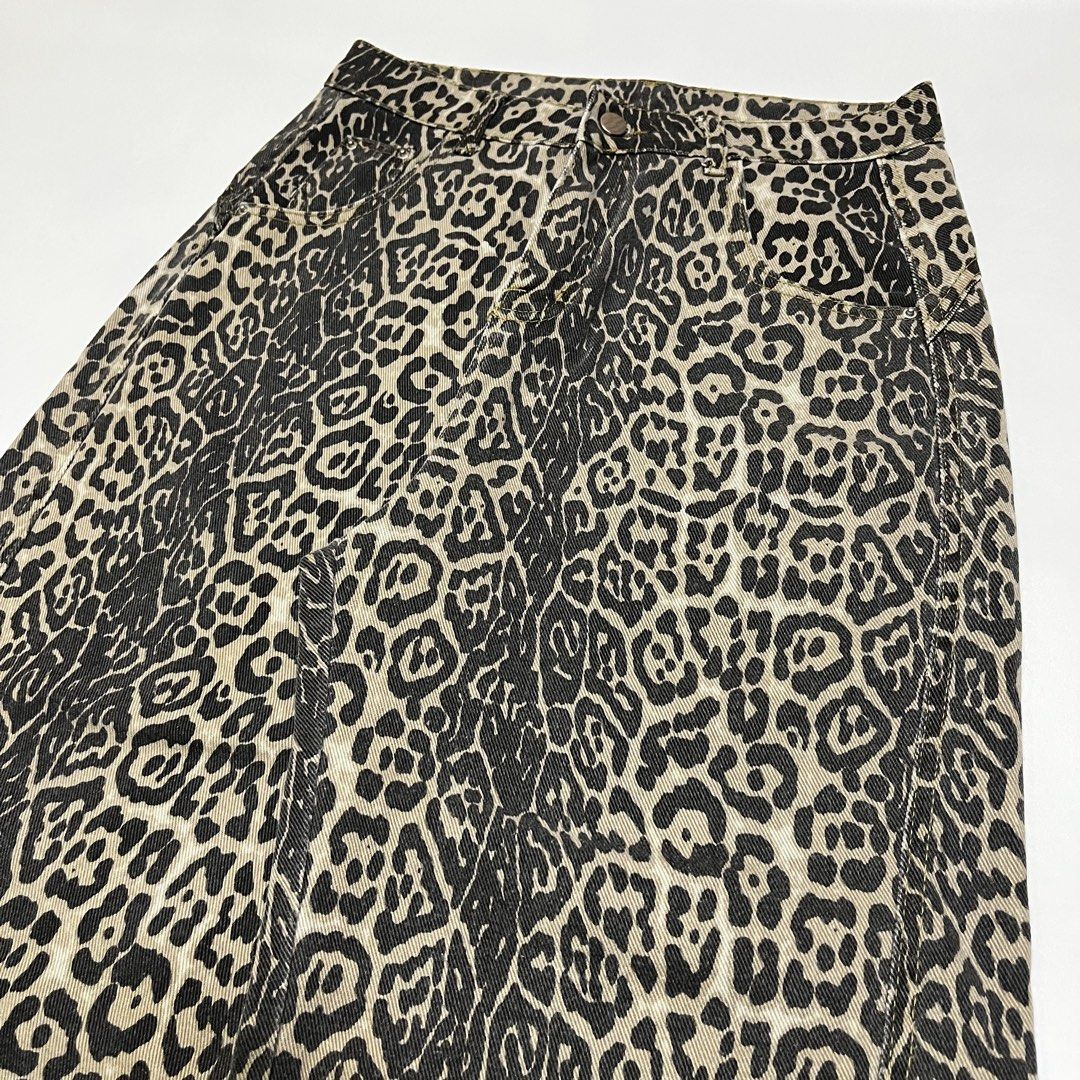 Dark leopard baggy pants (Category: Jeans) located in Quezon City. Submitted by thriftrage (Listing ID 1458435406, Image 3). Description: Waist’ 30-31 Length’ 44 Leg opening’ 11 No issue Good condtion .