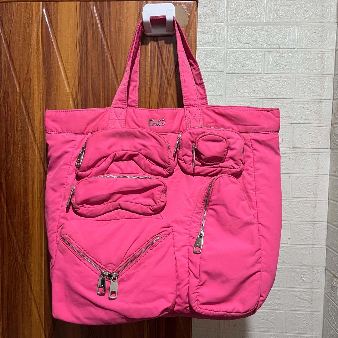 D&G totebag (Category: Luxury Bags & Wallets) located in Carmen. Submitted by aquarius.00 (Listing ID 1458443568, Image 2). Description: excellent need wash lang.
