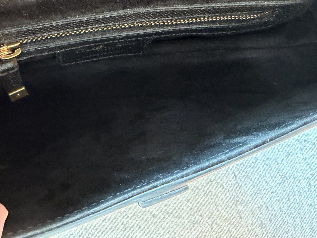 Dior Saddle Bag with Strap Black （分類：手袋及銀包）位於 Hong Kong。 由 aa_snow 提交（商品編號 1458344513，圖片 2）。簡介： Dior 馬鞍包黑金 Grained Calfskin 可手挽，有長帶可上膊 Dimensions: 25.5 x 20 x 6.5 cm / 10 x 8 x 2.5 inches (Length x Height x Width) 狀態新淨 型格易襯衫 有單有盒有塵袋全套 專櫃賣緊36,000。