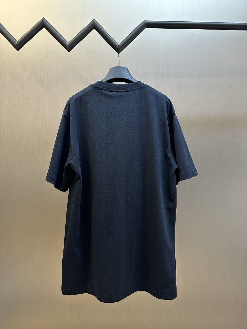 DR 白鯨圖案刺繡短袖T恤 （分類：T-shirt、恤衫、有領衫）位於 Hong Kong。 由 allisonchen66 提交（商品編號 1458347321，圖片 2）。簡介： 點擊查看店鋪更多商品 carousell.com/allisonchen66 DR 白鯨圖案刺繡短袖T恤 size：xs s m l 在線客服WeChat:Eamy668 🌀本商品為全新品，詳細Size可以問我，歡迎零售和批發！ 🌀Po唔到太多圖，想睇多啲靚相記得pm我呀！ 🌀全店只限郵寄，順豐速遞發貨，暫不設面交服務！ 🌀轉數快/Payme/匯豐/Alipay hk #短袖 #T恤 #tee。