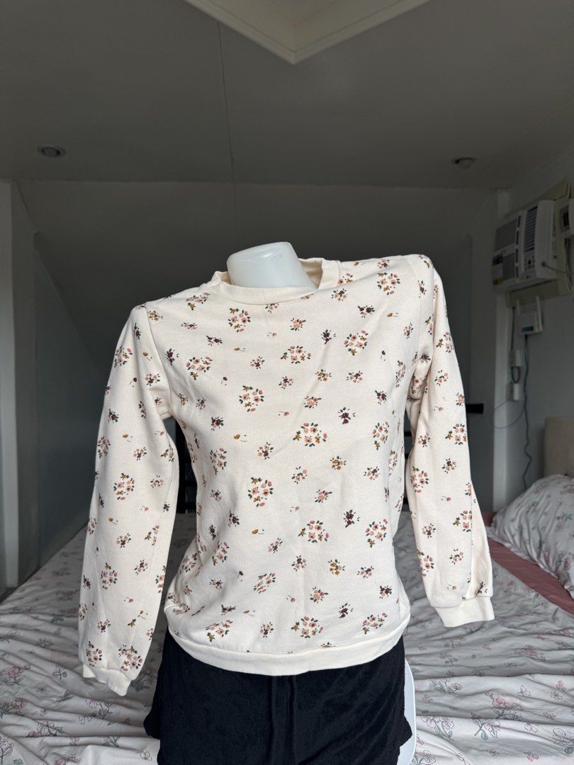 Emile et eda Floral Longsleeve (Category: Longsleeves) located in Bay. Submitted by kyliesshh (Listing ID 1458404589, Image 2). Description: Size : Small Measurement : Length - 21 inch Sleeve - 22 inch ❗️All items are in good condition. Color in photos may vary due to lighting..