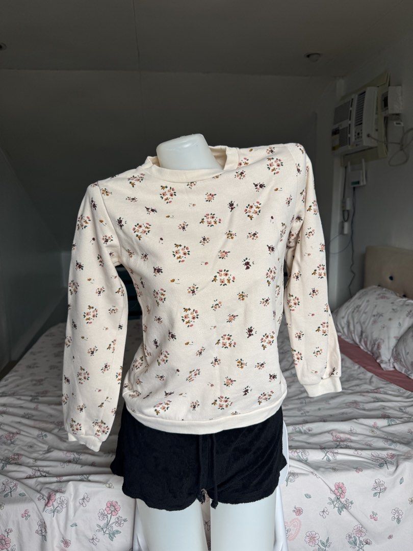 Emile et eda Floral Longsleeve (Category: Longsleeves) located in Bay. Submitted by kyliesshh (Listing ID 1458404589, Image 1). Description: Size : Small Measurement : Length - 21 inch Sleeve - 22 inch ❗️All items are in good condition. Color in photos may vary due to lighting..