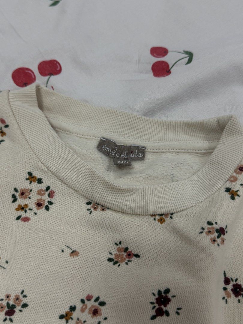 Emile et eda Floral Longsleeve (Category: Longsleeves) located in Bay. Submitted by kyliesshh (Listing ID 1458404589, Image 3). Description: Size : Small Measurement : Length - 21 inch Sleeve - 22 inch ❗️All items are in good condition. Color in photos may vary due to lighting..