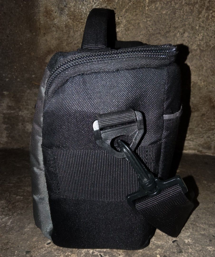 EOS DIGITAL CAMERA BAG (Category: Camera Bags & Carriers) located in Manila. Submitted by eljannn (Listing ID 1458400849, Image 2). Description: .