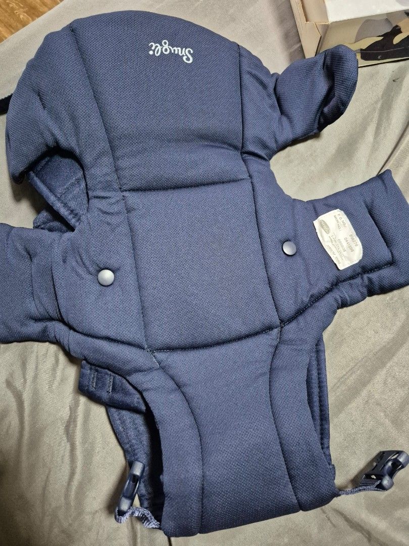 Evenflo Snugli Comfort Vent Soft Carrier (Category: Carriers & Slings) located in Santo Tomas. Submitted by bellaswann18 (Listing ID 1458305424, Image 2). Description: - Evenflo Snugli Comfort Vent soft carrier - Dark blue color - Adjustable padded headrest - Keeps baby close and comfortable - Suitable for babies 7-26 lbs (3.2-11.8 kg) - padala from US. havent had the chance to use it.