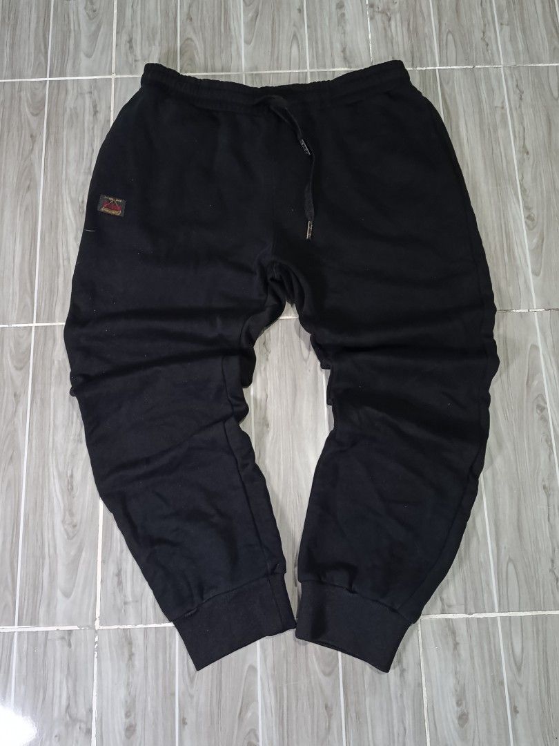 EVISU JOGGER PANTS (freeshipping) (Category: Joggers) located in Quezon City. Submitted by gyl-stop (Listing ID 1458330284, Image 1). Description: free shipping 33-37x 38.5 very good condi cr: 9.5/10 issue: minor crack prints.