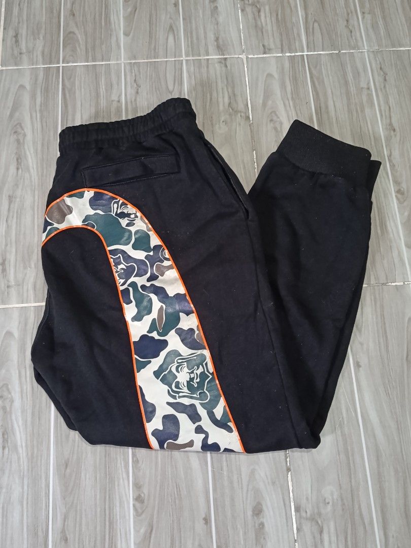 EVISU JOGGER PANTS (freeshipping) (Category: Joggers) located in Quezon City. Submitted by gyl-stop (Listing ID 1458330284, Image 3). Description: free shipping 33-37x 38.5 very good condi cr: 9.5/10 issue: minor crack prints.