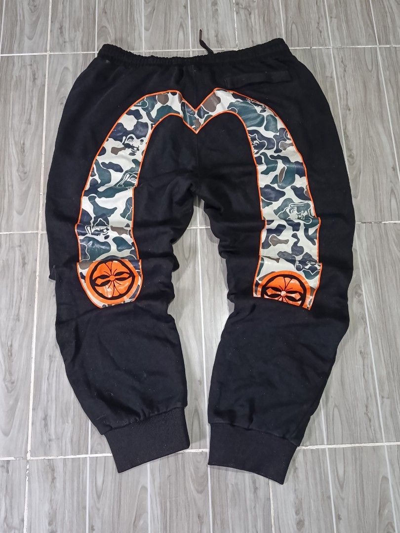EVISU JOGGER PANTS (freeshipping) (Category: Joggers) located in Quezon City. Submitted by gyl-stop (Listing ID 1458330284, Image 2). Description: free shipping 33-37x 38.5 very good condi cr: 9.5/10 issue: minor crack prints.