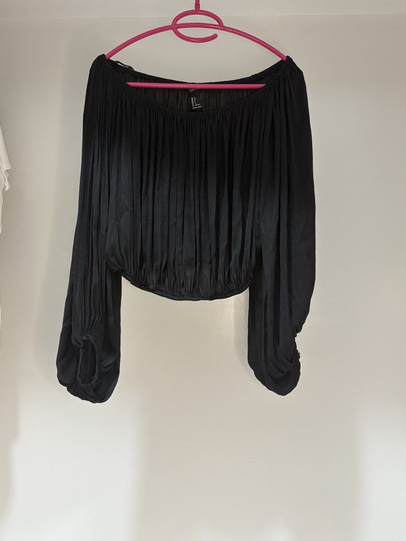 Forever 21 Black Off-Shoulder Ruched Crop Top (Category: Others Tops) located in Angeles City. Submitted by shopbettina (Listing ID 1458412012, Image 1). Description: - Forever 21 black off-shoulder crop top - Long sleeves with ruched cuffs - Elasticated hem for a comfortable fit - Lightweight fabric with all-over ruched texture - Perfect for casual or dressed-up looks.