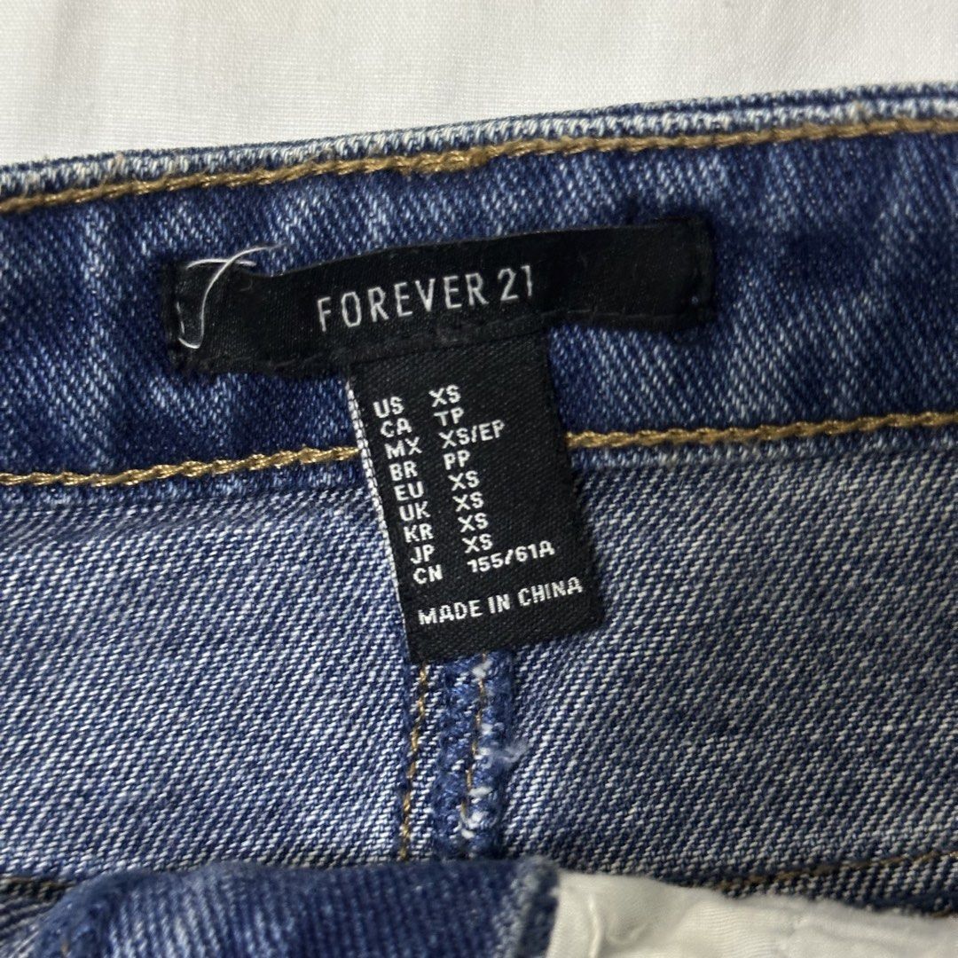 Forever 21 Blue Denim Mini Skirt (Category: Skirts) located in Bulacan. Submitted by enha4lyf (Listing ID 1458414441, Image 3). Description: - Classic blue denim mini skirt - Five-pocket styling - Button and zip closure - Versatile for casual or dressy occasions - Easy to style with t-shirts or blouses.