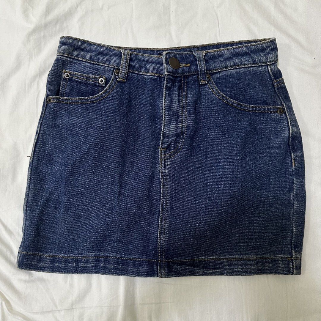 Forever 21 Blue Denim Mini Skirt (Category: Skirts) located in Bulacan. Submitted by enha4lyf (Listing ID 1458414441, Image 1). Description: - Classic blue denim mini skirt - Five-pocket styling - Button and zip closure - Versatile for casual or dressy occasions - Easy to style with t-shirts or blouses.