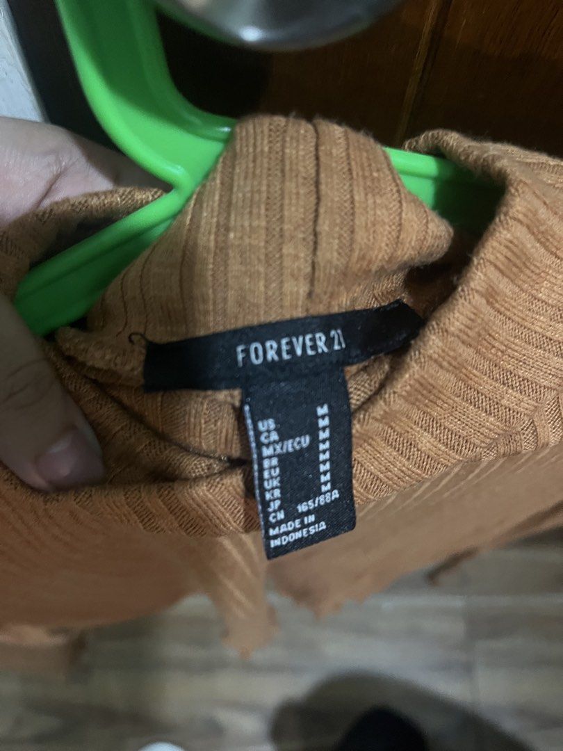 Forever 21 Ribbed Mock Neck Long Sleeve Top (Category: Blouses) located in Pasig City. Submitted by kakerts (Listing ID 1458449956, Image 3). Description: - Brand: Forever 21 - Style: Brown ribbed long sleeve top - Features: Mock neck, lettuce hem - Material: Super soft and stretchy - Fit: True to size M - Versatile: Great for layering or wearing alone.