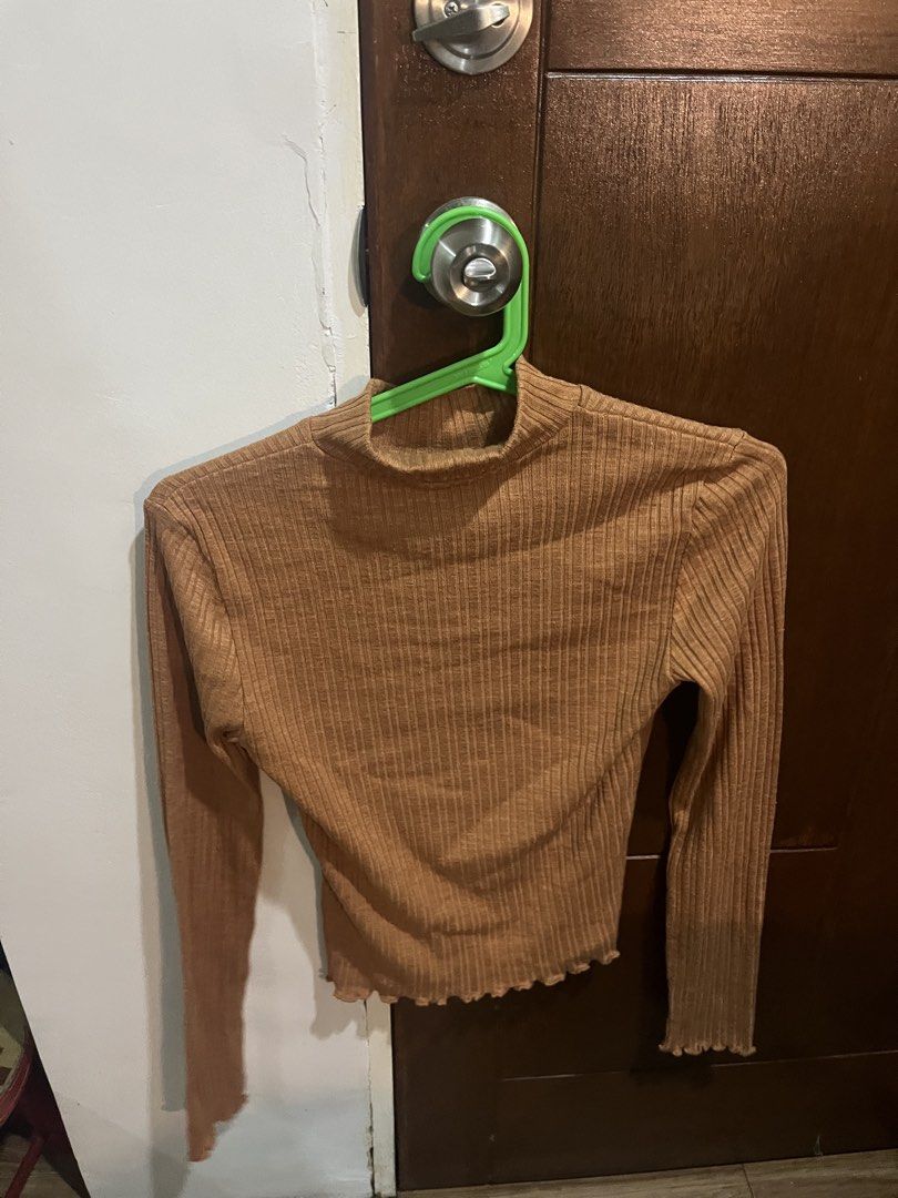 Forever 21 Ribbed Mock Neck Long Sleeve Top (Category: Blouses) located in Pasig City. Submitted by kakerts (Listing ID 1458449956, Image 2). Description: - Brand: Forever 21 - Style: Brown ribbed long sleeve top - Features: Mock neck, lettuce hem - Material: Super soft and stretchy - Fit: True to size M - Versatile: Great for layering or wearing alone.