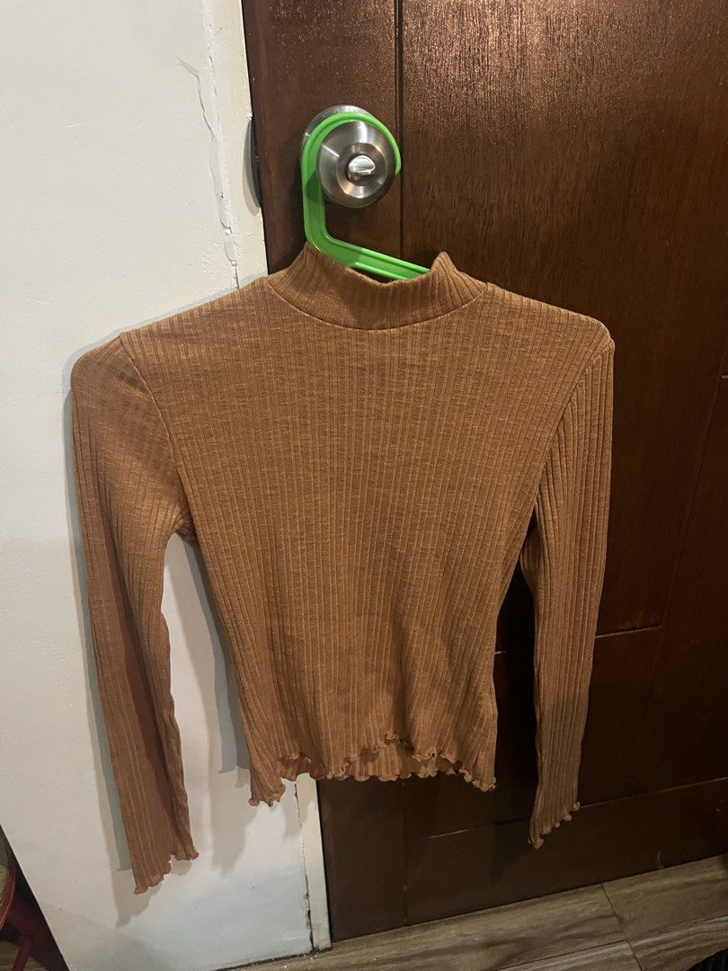 Forever 21 Ribbed Mock Neck Long Sleeve Top (Category: Blouses) located in Pasig City. Submitted by kakerts (Listing ID 1458449956, Image 1). Description: - Brand: Forever 21 - Style: Brown ribbed long sleeve top - Features: Mock neck, lettuce hem - Material: Super soft and stretchy - Fit: True to size M - Versatile: Great for layering or wearing alone.