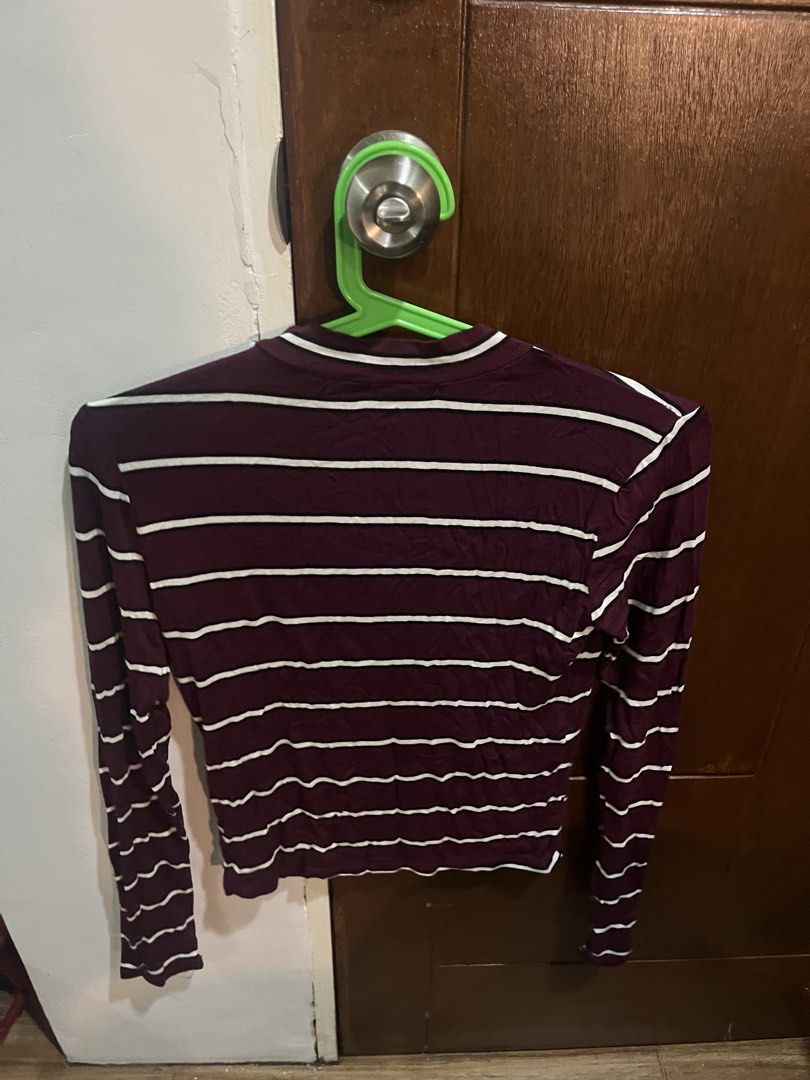 Forever 21 Striped Long Sleeve Mock Neck Top (Category: Longsleeves) located in Pasig City. Submitted by kakerts (Listing ID 1458450039, Image 2). Description: - Maroon and white striped long sleeve top - Brand: Forever 21 - Style: Mock neck, cropped fit - Material: Soft and stretchy - Versatile: Great for layering or wearing alone.